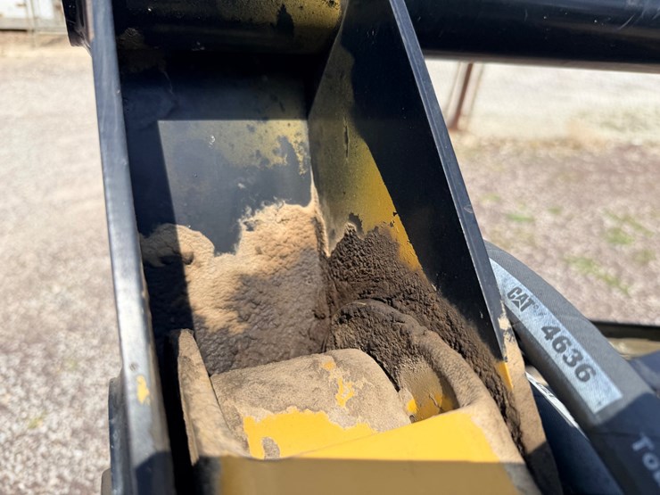 2014-caterpillar-272d-image-80