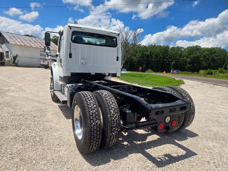 2018-freightliner-m2-106-image-9
