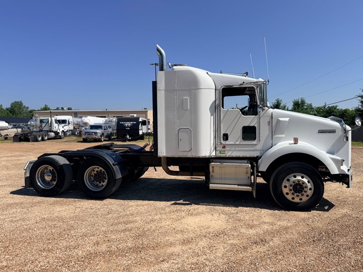 2010-kenworth-t800-image-16