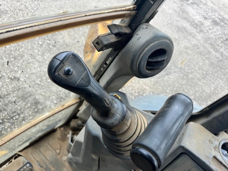 2018-deere-310l-image-31