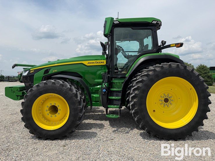 2025-john-deere-8r-370-image-8