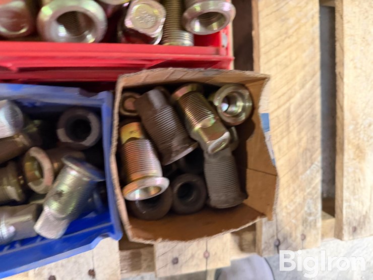 pallet-of-misc-truck-parts-image-17