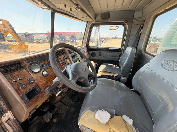2004-peterbilt-330-image-10