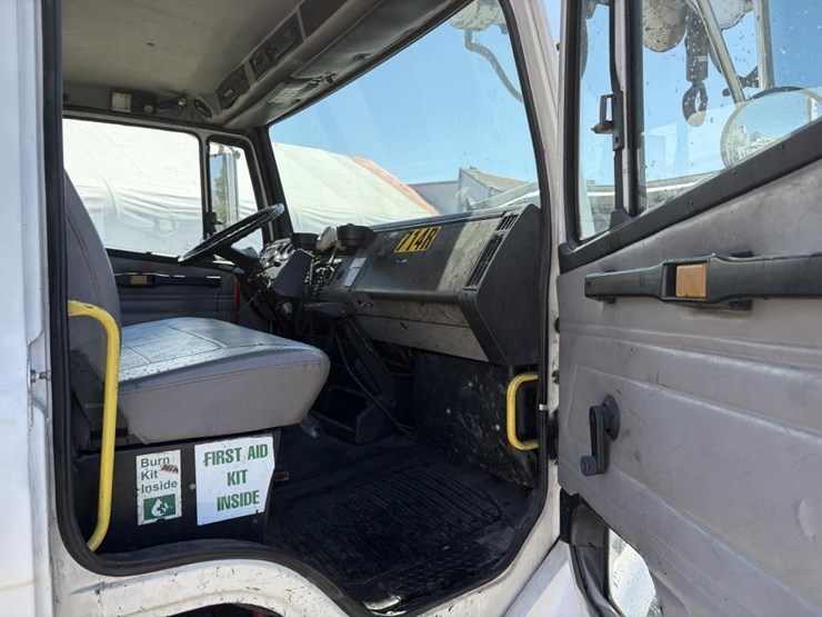2000-freightliner-fl80-image-10