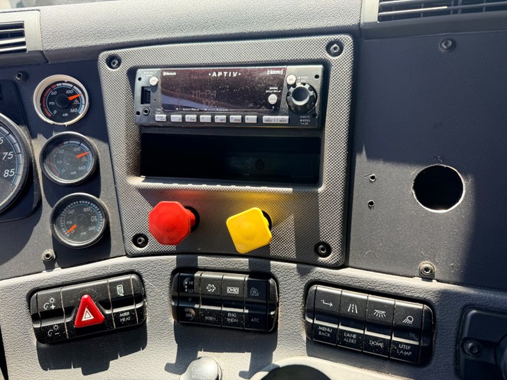 2016-freightliner-cascadia-125-image-102