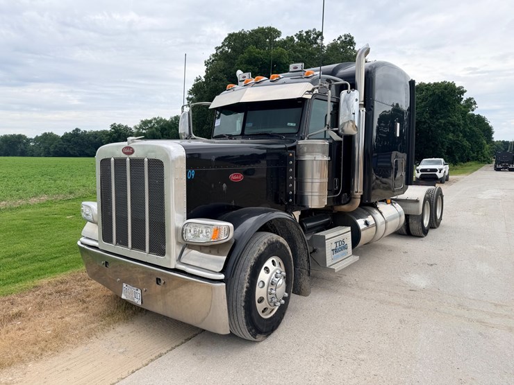 2013-peterbilt-388-image-1