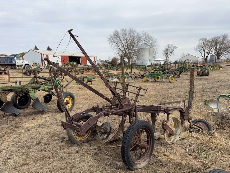john-deere-pull-type-three-bottom-plow-image-8