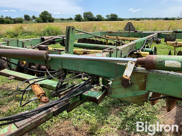john-deere-220-image-10