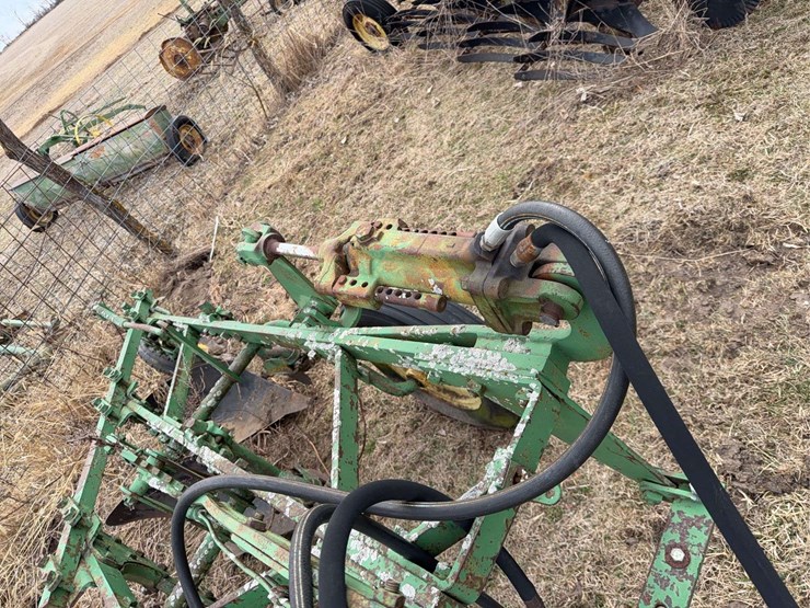 john-deere-pull-type-three-bottom-plow-image-9