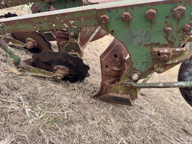 john-deere-three-bottom-three-point-plow-image-14