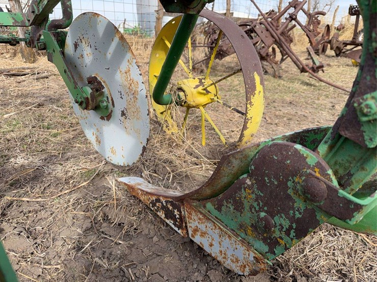 john-deere-pull-type-two-bottom-plow-image-17