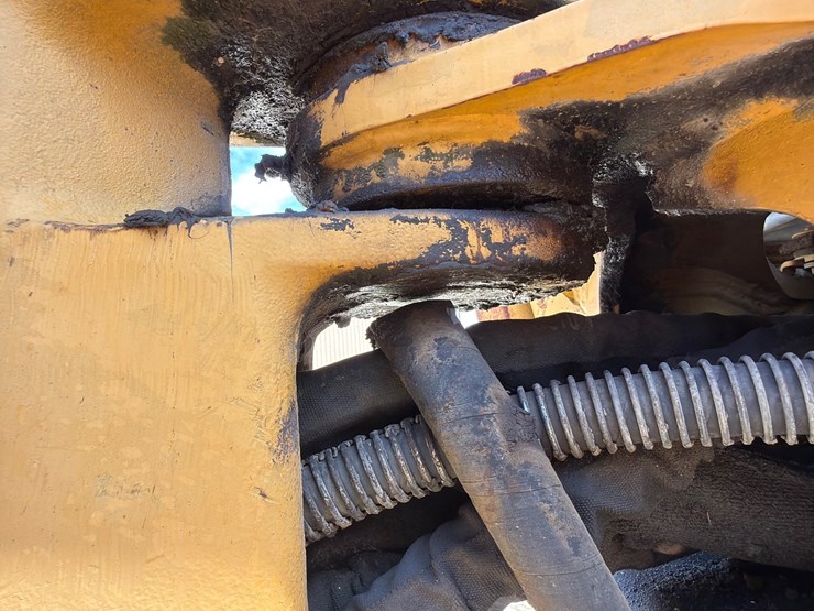 2000-deere-710d-image-88