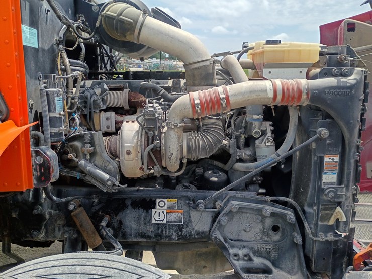 2012-peterbilt-384-image-25