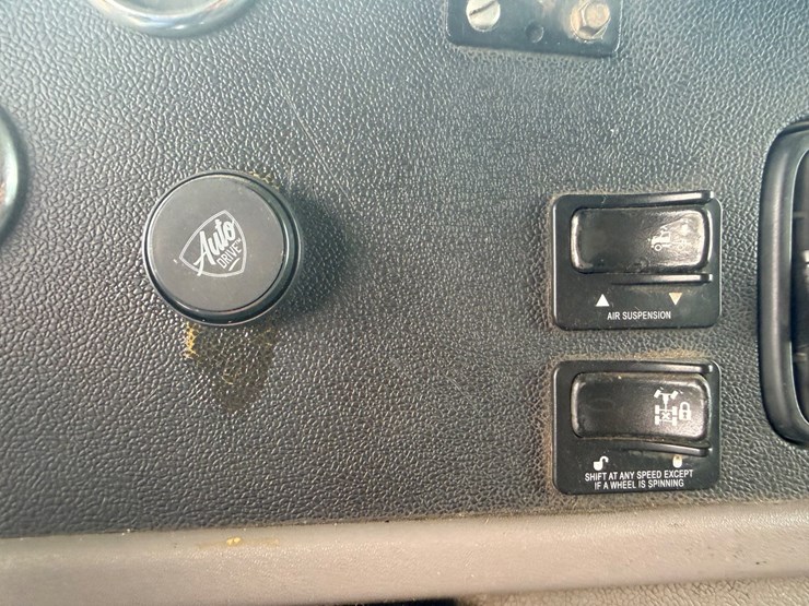 2013-peterbilt-388-image-47