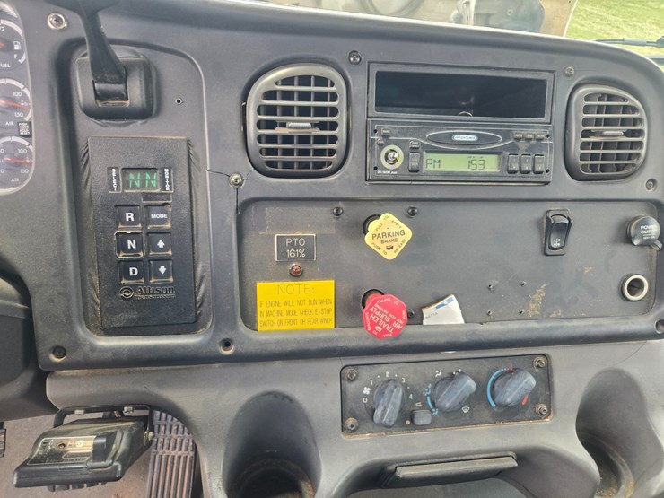 2007-freightliner-m2-106-image-50