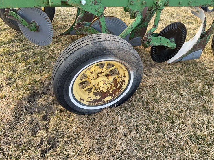 john-deere-pull-type-three-bottom-plow-image-10