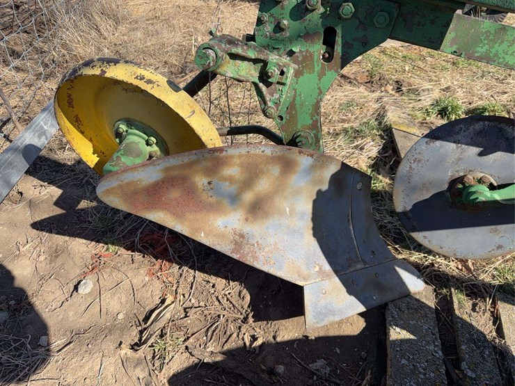 john-deere-three-point-three-bottom-plow-image-14