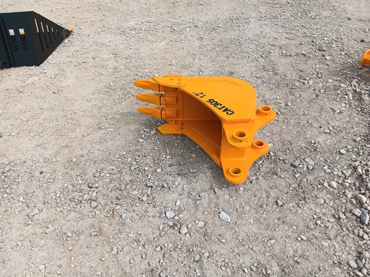 #l75-027-•-future-12"-bucket-excavator-attachment-image-3