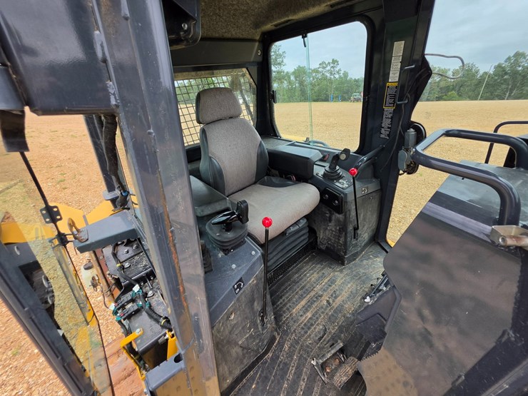 2015-deere-700k-image-35