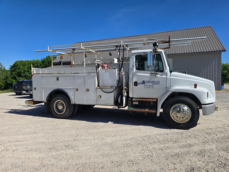 2001-freightliner-fl70-image-22