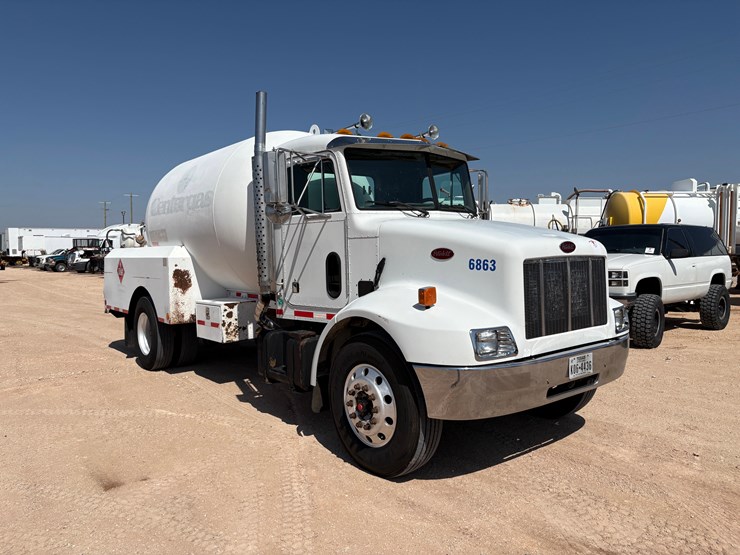 2004-peterbilt-330-image-2