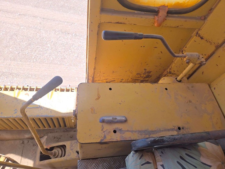 caterpillar-dozer-crawler-tractor-image-14