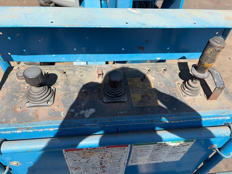 #201-•-2000-genie-z45/25-articulating-boom-lift-image-24