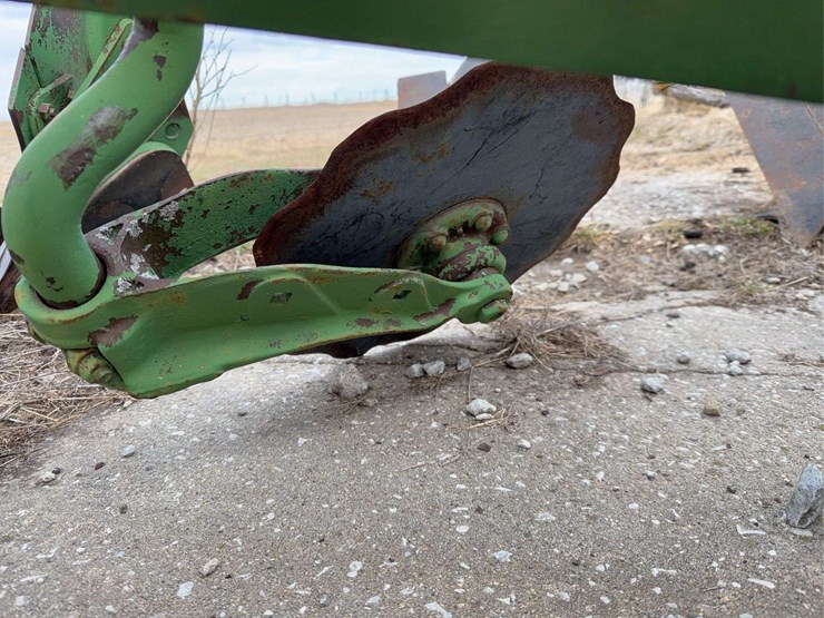 john-deere-three-point-four-bottom-plow-image-15