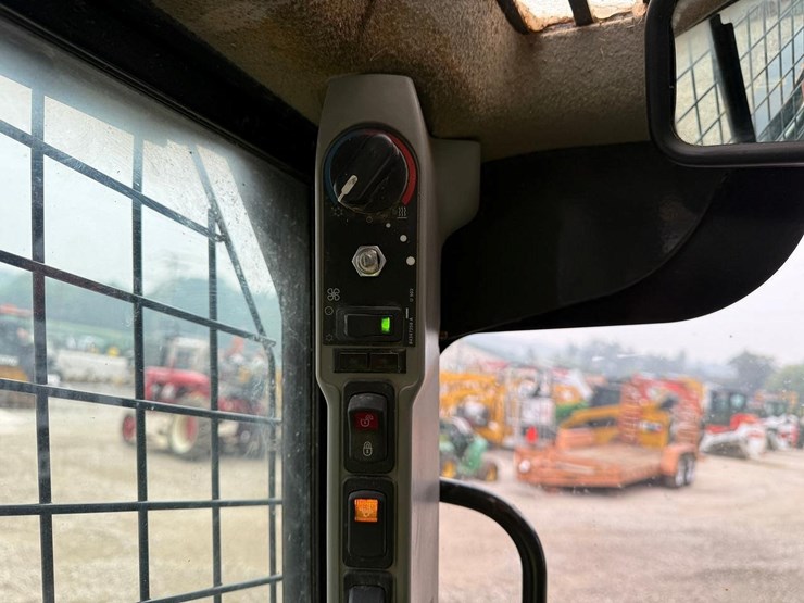 2019-new-holland-c232-image-24