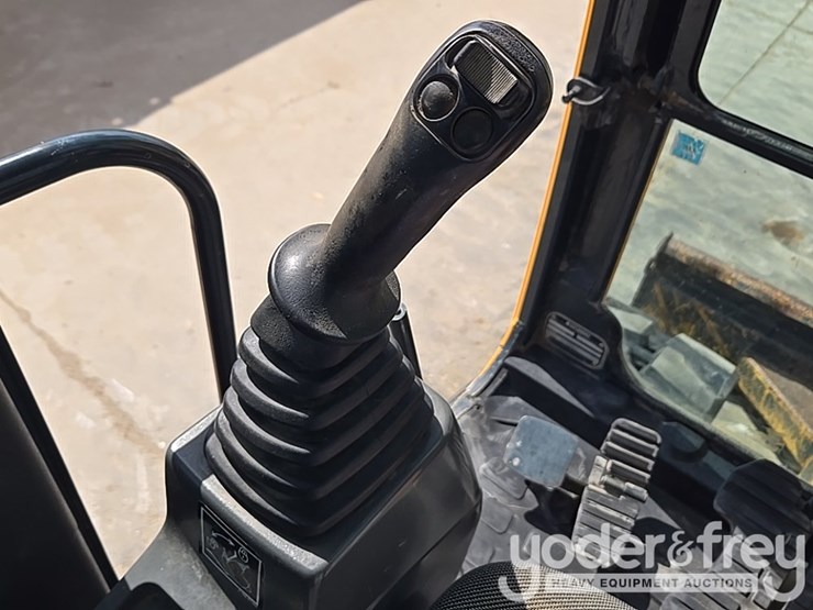 2015-hyundai-80cr-9a-image-53