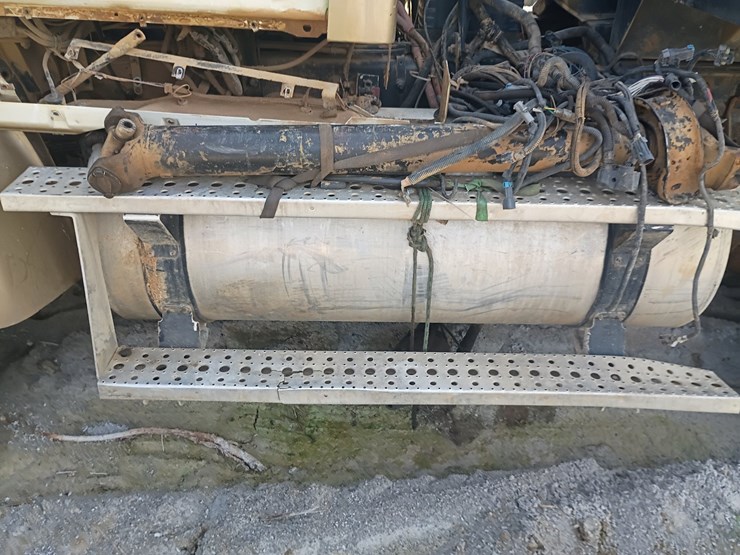 2008-sterling-l9500-image-38