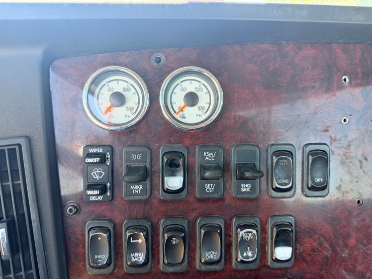 2016-freightliner-122sd-image-99