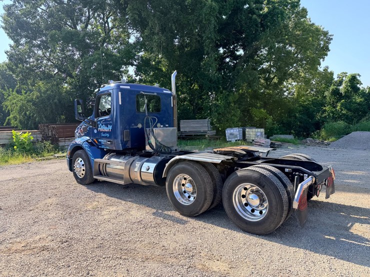 2021-peterbilt-579-image-11