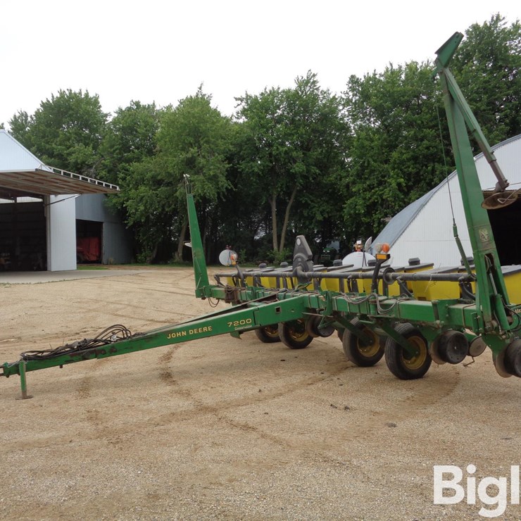 JOHN DEERE 7200