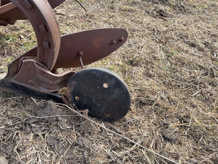 john-deere-pull-type-two-bottom-plow-image-15