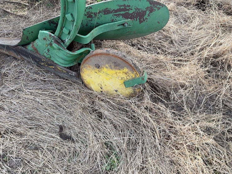 john-deere-pull-type-two-bottom-plow-image-18