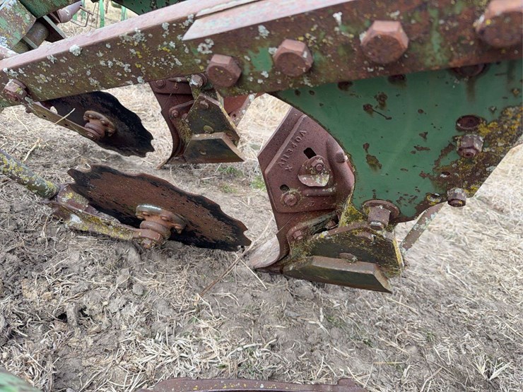 john-deere-three-bottom-three-point-plow-image-15