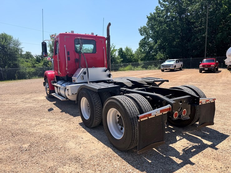 2016-freightliner-122sd-image-9