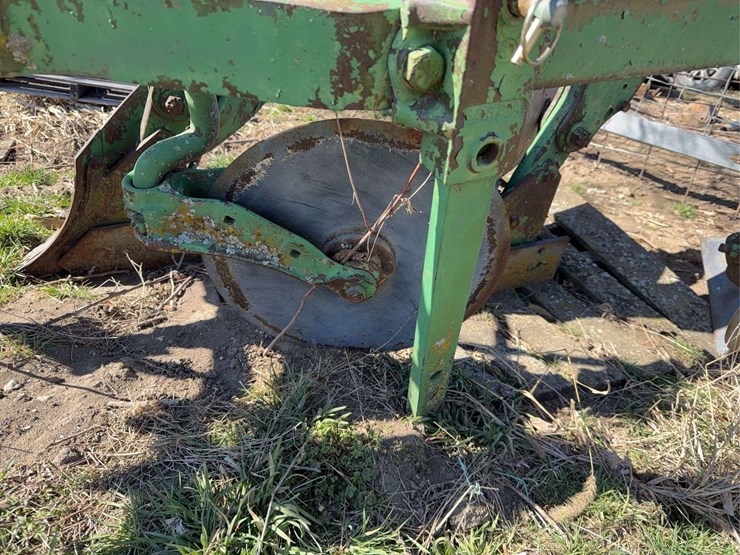 john-deere-three-point-three-bottom-plow-image-20