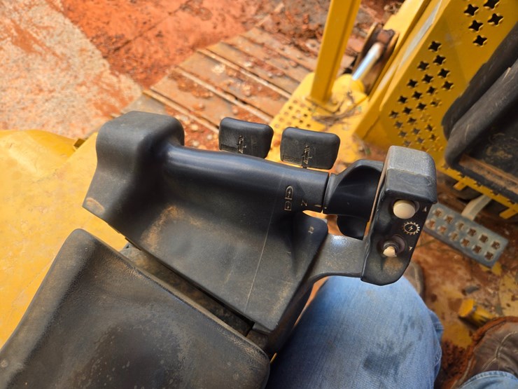 2005-caterpillar-d5n-xl-image-34