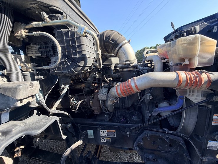 2021-peterbilt-579-image-104