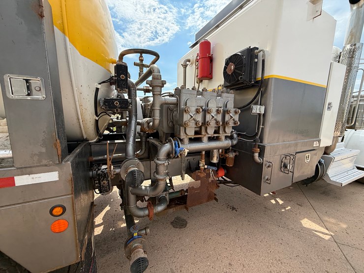 2019-peterbilt-389-image-16