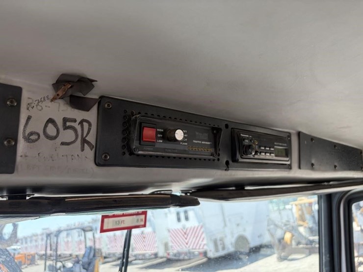 2000-freightliner-fl80-image-40