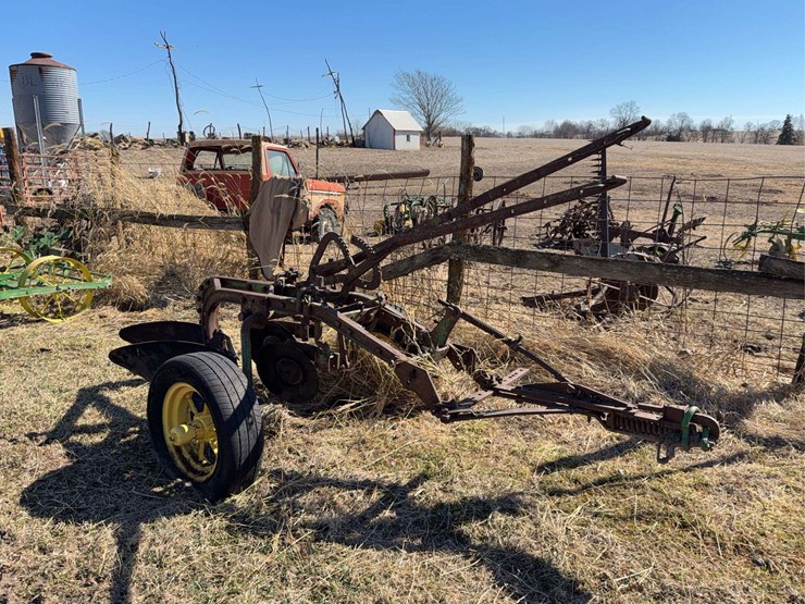 john-deere-pull-type-two-bottom-plow-image-7