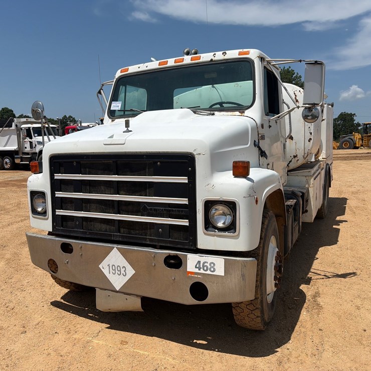 1989 INTERNATIONAL S2300