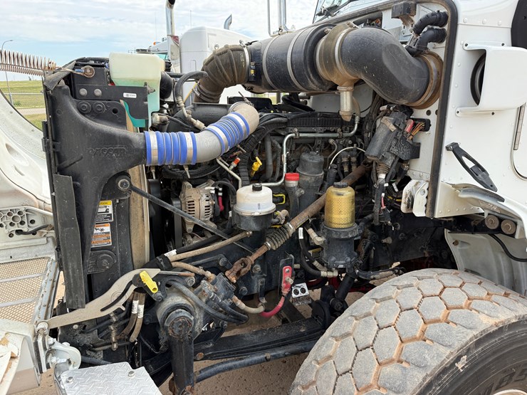 2015-peterbilt-365-image-31