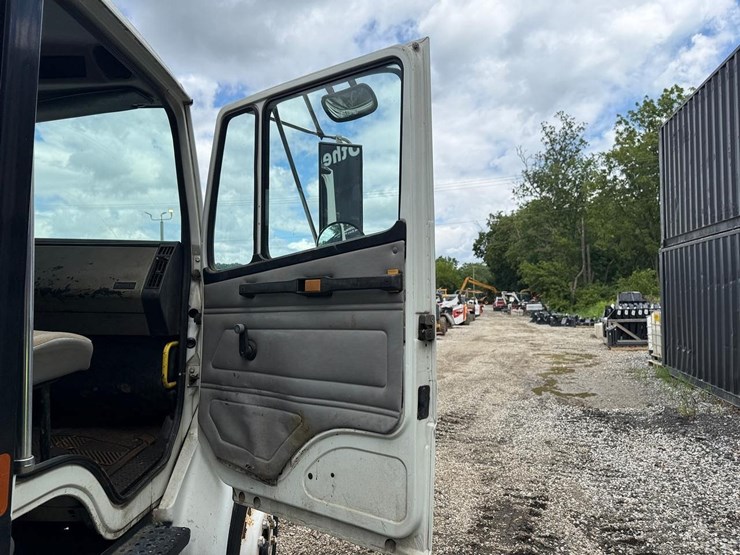 2000-freightliner-fl70-image-11