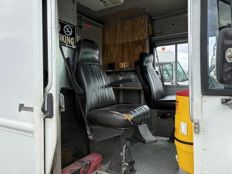 2008-workhorse-w62-image-16