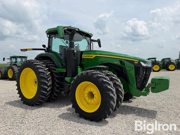 2025-john-deere-8r-370-image-3