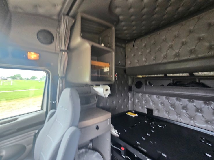 2010-kenworth-t2000-image-76